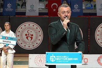 Judo şampiyonası açılışında Başkan Büyükakın konuşma yapıyor.