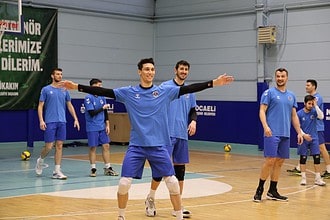 Efeler Ligi hazırlıklarında Kağıtspor'a destek veren Perunicic ve Ashki.