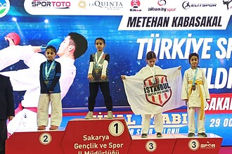 Kartepeli karateciler Sakarya'dan 6 madalya kazandı, başarılarını Türkiye şampiyonasında gösterdi.