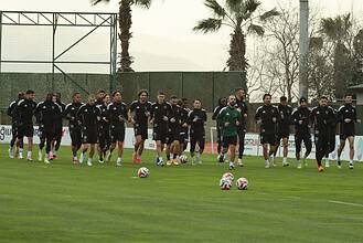Kocaelispor, Fenerbahçe maçına hazırlıklarını sürdürüyor, takım antrenmanı ve taktik çalışmaları dev.
