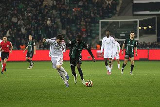 Kocaelispor ve Beşiktaş futbol takımları maçta karşı karşıya geliyor.