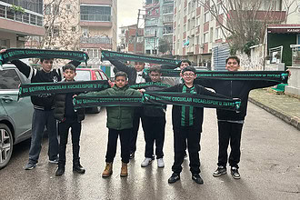 Başkan Büyükakın, Kozluk’un küçük futbol tutkunlarına büyük sürpriz yaptı.