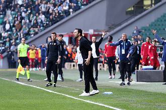 Kocelispor teknik ekibi ve oyuncuları maç sırasında sahada.