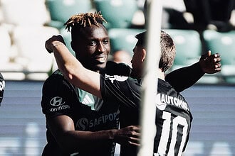 Kocaelispor ve Gaziantep FK futbolcuları maçta sevinç gösterisi yapıyor.