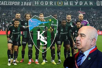 Kocaelispor futbol takımı ve yöneticileri, maç öncesi sahada.
