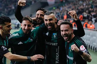 Kocaelispor oyuncuları Ziraat Türkiye Kupası maçında Beşiktaş karşısında ilk yarıdan sevinçle kutlam.
