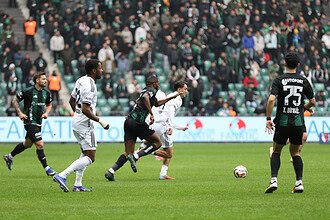 Kocaelispor ve Beşiktaş futbol takımları karşılaşması, maç anı.
