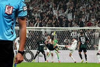 Hakem, maç sırasında oyunu yönetiyor.