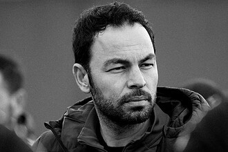 Zecorner Kayserispor antrenmanında odaklanmış teknik direktör.