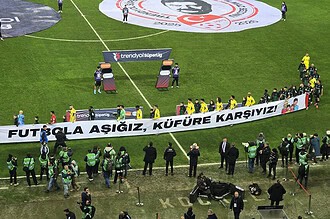 Kocaelispor ve Fenerbahçe takımları sahada 'küfüre karşıyız' mesajı içeren pankart açtı.
