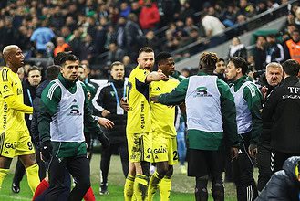Kocaelispor ve Fenerbahçe futbolcuları arasında gerginlik yaşandı, hakemler karar verdi. Milan Skrin.