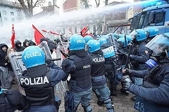 İtalyan polisleri Torino sokaklarında göstericilere karşı yoğun güvenlik önlemleri aldı.