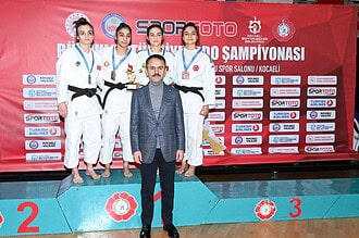 Vali Aktaş madalya töreninde judoculara ödüller verdi.