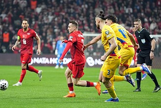 Türkiye ve Romanya takımlarının FIFA 2026 Dünya Kupası yarı final maçında mücadeleleri.