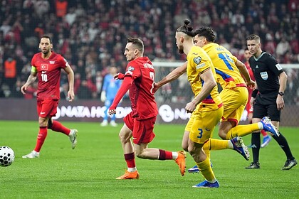 Türkiye ve Romanya takımlarının FIFA 2026 Dünya Kupası yarı final maçında mücadeleleri.