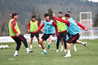 Milli futbol takımı Kosova maçına hazırlık yaparken antrenman sırasında top kontrolü ve taktik çalış.