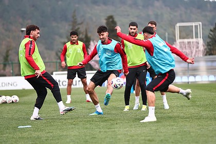 Milli futbol takımı Kosova maçına hazırlık yaparken antrenman sırasında top kontrolü ve taktik çalış.