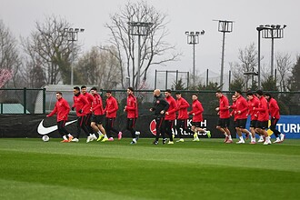 Milli futbol takımı Romenya maçına hazırlık yaparken antrenman gerçekleştiriyor.