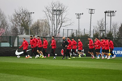 Milli futbol takımı Romenya maçına hazırlık yaparken antrenman gerçekleştiriyor.