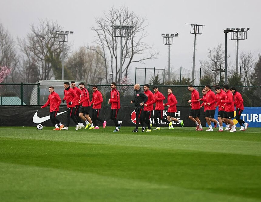 Milli futbol takımı Romenya maçına hazırlık yaparken antrenman gerçekleştiriyor.