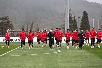 Milli futbolcular Romanya maçına hazırlık yaparken antrenman gerçekleştiriyor.