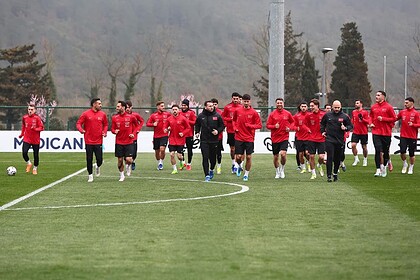 Milli futbolcular Romanya maçına hazırlık yaparken antrenman gerçekleştiriyor.