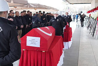 Aselsan şehitleri için düzenlenen cenaze töreninde polis ve askerler son görevlerini yerine getiriyo.