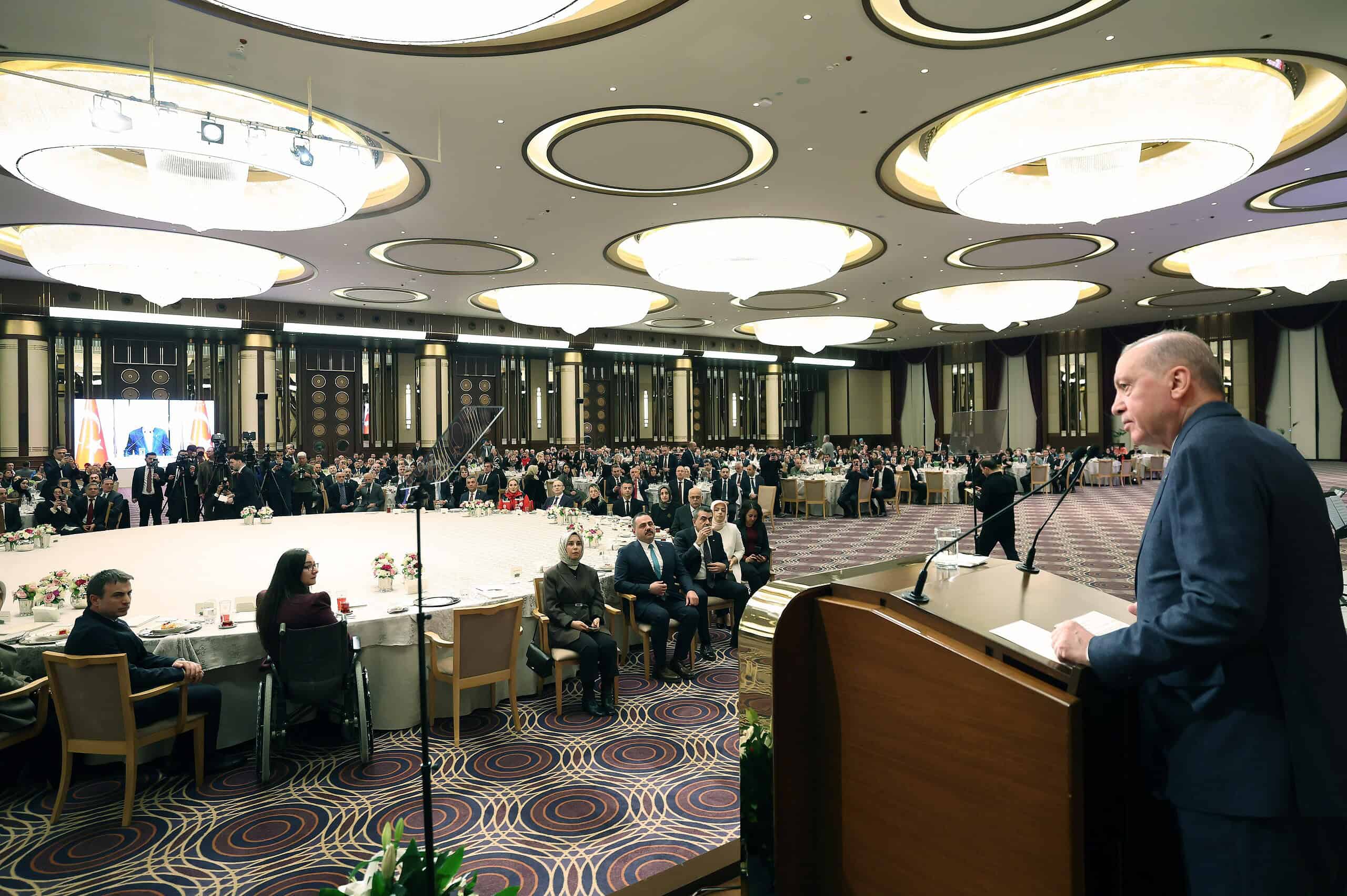 Cumhurbaşkanı Erdoğan, öğretmenlere yönelik şiddet olaylarına karşı sert mesaj verdi.