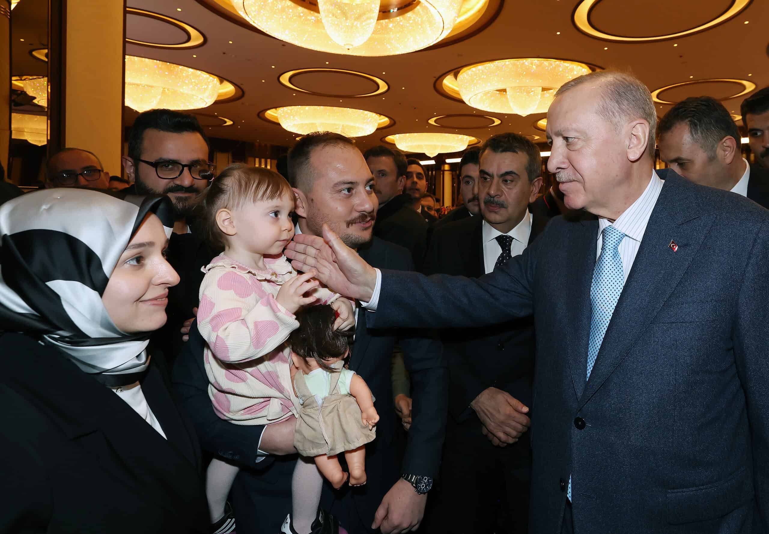 Cumhurbaşkanı Erdoğan, öğretmenlerle samimi bir şekilde sohbet ediyor.