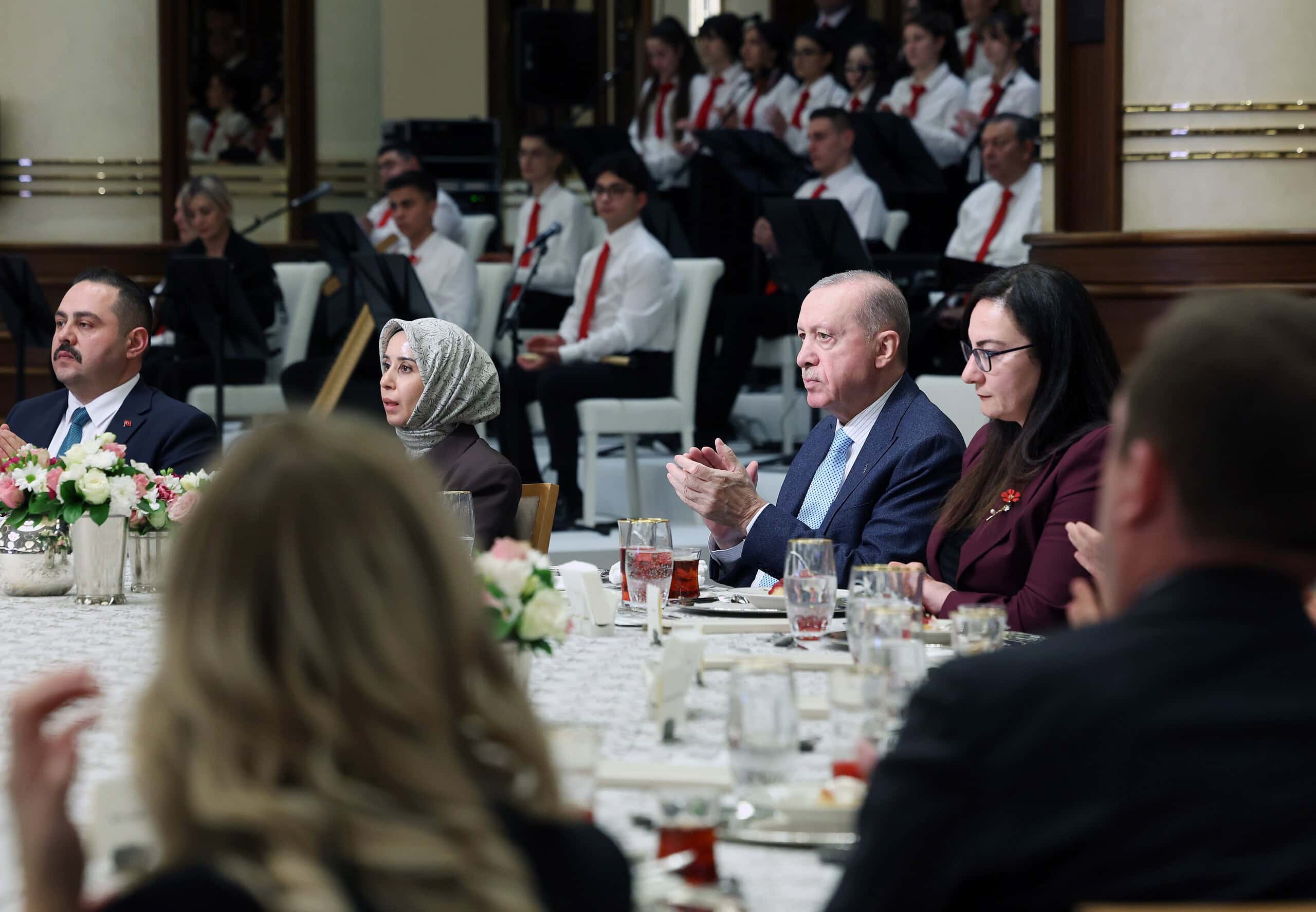 Cumhurbaşkanı Erdoğan, öğretmenlere yönelik şiddete karşı duruşunu vurguluyor.