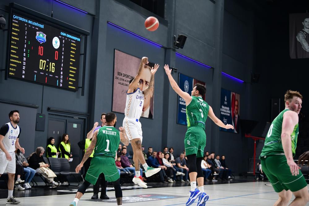 Çayırova Belediyesi, Gaziantep Basketbol ile basketbol maçında karşılaşıyor.