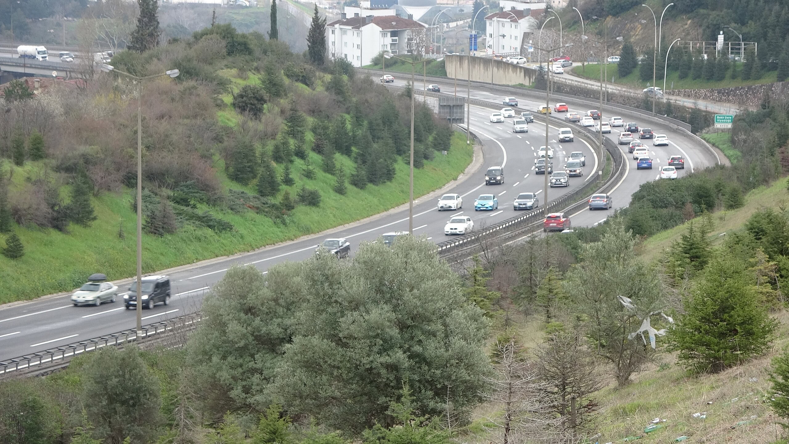 Kocaeli geçişinde iki yönlü trafik yoğunluğu yaşanıyor. Bayram sonrası dönüşlerde araçlar yavaş iler.