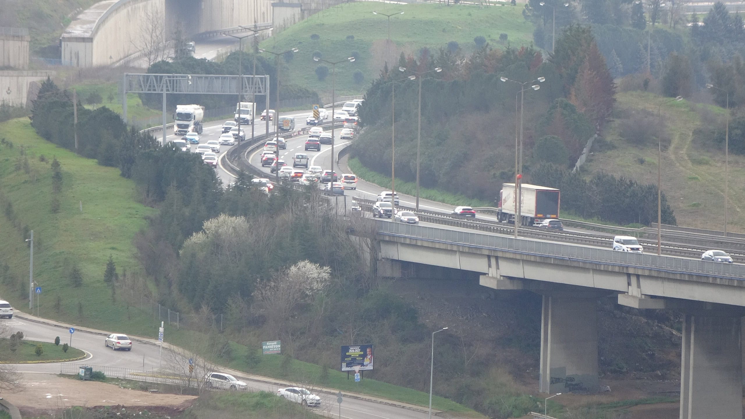 Kocaeli geçişinde iki yönlü trafik yoğunluğu, bayram dönüşleri nedeniyle artış gösteriyor.