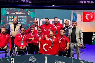 Avrupa şampiyonu Abdullah Kayapınar ve takım arkadaşları, Türkiye bayrağıyla zaferlerini kutluyor.