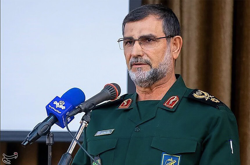 İran’a ait adalarda çocuk katilleri için mezar hazırlayan asker.