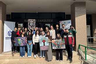 Çöp değil sanat! Kocaeli Üniversitesi öğrencileri atıkları sanata dönüştürerek farkındalık yarattı.