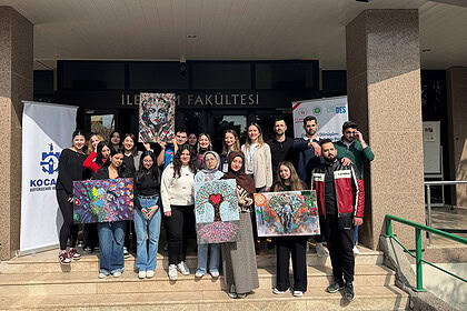 Çöp değil sanat! Kocaeli Üniversitesi öğrencileri atıkları sanata dönüştürerek farkındalık yarattı.