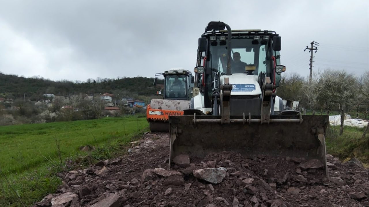 Yol onarım çalışması yapan iş makineleri Körfez'de ulaşımı rahatlatıyor.