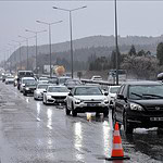 Kocaeli çıkışında iki yönlü yoğun trafik akışı devam ediyor. Bayram sonrası dönüşlerde araçlar yolda.