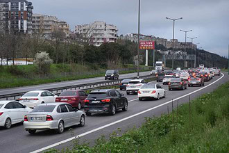 Kocaeli geçişinde iki yönlü yoğun trafik, bayram tatili dönüşleri nedeniyle artış gösterdi.