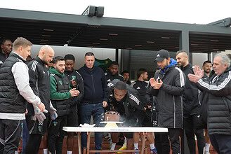 Cafumana Show’dan doğum günü kutlaması ve seremonisi, takım üyeleri ve teknik ekip bir arada.