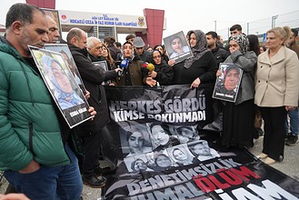 Dilovası'nda yangın mağduru aileler, adalet ve hak arayışında bir araya geldi.