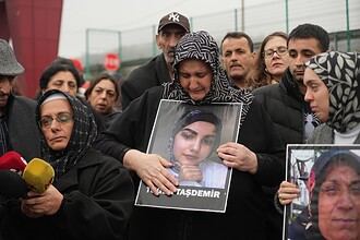 Yangın davasında anne, kızının fotoğrafını tutarak duygusal anlar yaşadı.