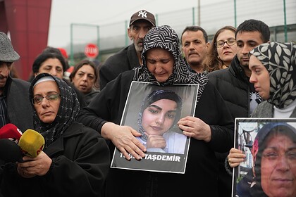 Yangın davasında anne, kızının fotoğrafını tutarak duygusal anlar yaşadı.