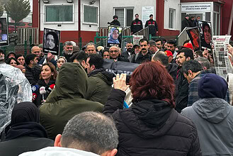Fabrika yangını davasında 16 sanık yargılanıyor, mağdurlar ve aileleri adalet talebinde bulunuyor.