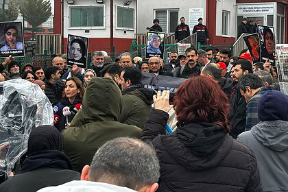 Fabrika yangını davasında 16 sanık yargılanıyor, mağdurlar ve aileleri adalet talebinde bulunuyor.