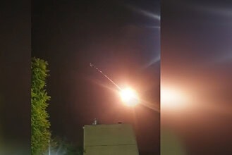 İran’ın Dimona’ya düzenlediği saldırı sonrası büyük patlama ve ışık gösterisi.