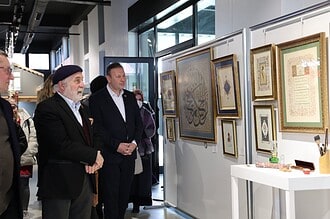 Ebru sanatçısı Hikmet Barutçugil, Kartepe’de düzenlenen sergide eserlerini sergiliyor.