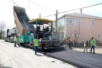 Gebze köylerinde yol yapım çalışması, asfalt serimi devam ediyor.