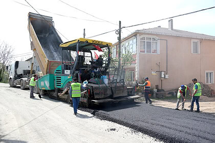 Gebze köylerinde yol yapım çalışması, asfalt serimi devam ediyor.